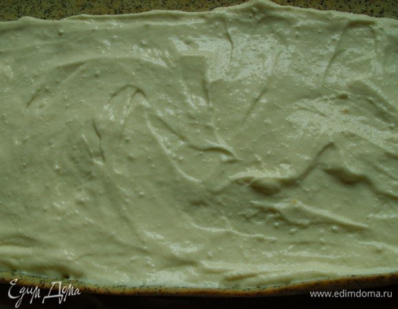  Наносим крем толстым слоем на тесто и снова сворачиваем, Рулет ставим в холодильник минимум на 2 часа.