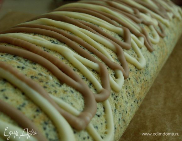  Я украсила рулет растопленным шоколадом.
 BON APPETI!