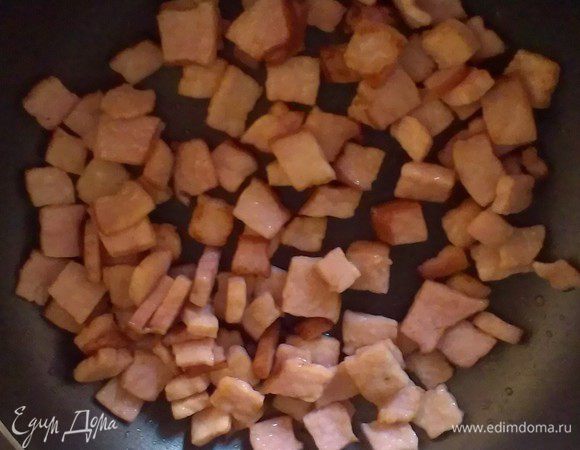 Обжариваю бекон до золотистости. Раст. масло не использую, он итак жирный. Если у вас грудинка, добавьте чуток :)