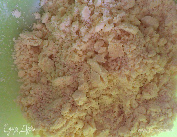 200 г муки, сахар, разрыхлитель и охлажденный маргарин перемешиваю руками в мелкую крошку.