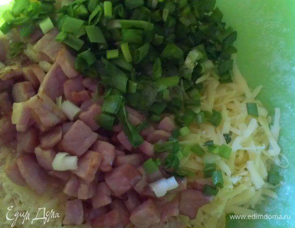 Добавляю тертый сыр, бекон и лук - перемешиваю.. 