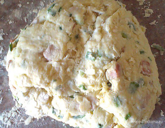 Затем молоко,и оставшуюся муку (150 г), слегка перемешать. Я собираю его в шар, но не надо делать его гладким, пусть будет рыхлый (можно вообще не скатывать).