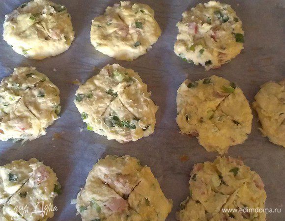 Отрываю от шарика кусочки теста, формирую лепешки, вот так... и выкладываю на противень, выстеленный бумагой.