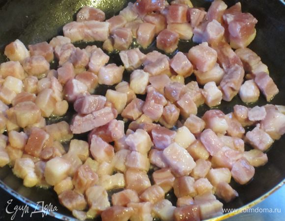 Бекон обжарить на сковороде с антипригарным покрытием.