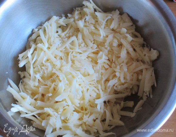 Сыр натереть на крупной тёрке.