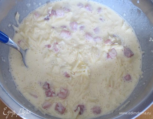 Яйца взбить венчиком,добавить сыр,сливки,мускатный орех,соль,чёрный перец и бекон.Хорошо перемешать.