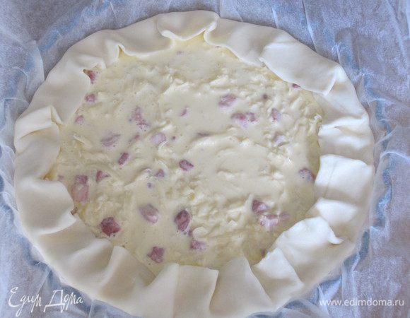 Выложить яично-сырную начинку на тесто,бортики завернуть внутрь и выпекать в разогретой до 180°С духовке 30 -35 минут.