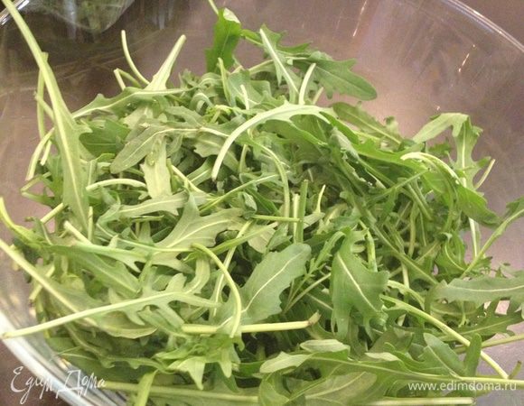 Переложить руколу в блюдо для салата
