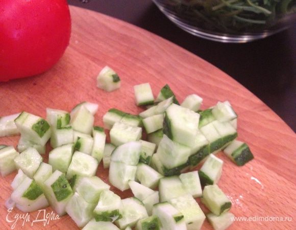 Нарезать квадратиками огурцы