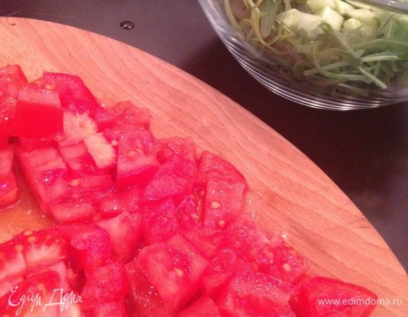 Помидоры ( если черри, то пополам)
