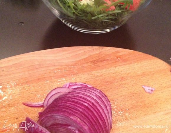 Нарезать лук полукольцами. Все овощи добавить к руколе.