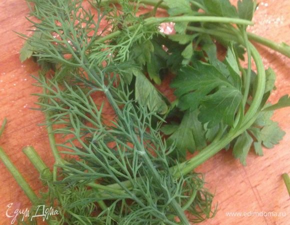 Добавить нарезанную зелень (лучше срывать лепестки зелени руками)
