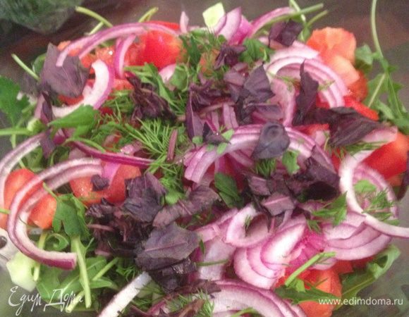 Посолить, поперчить, полить маслом и уксусом . Всё смешать и добавить крутоны. 