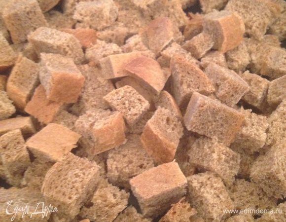 Для крутонов я нарезаю хлеб на небольшие квадратики