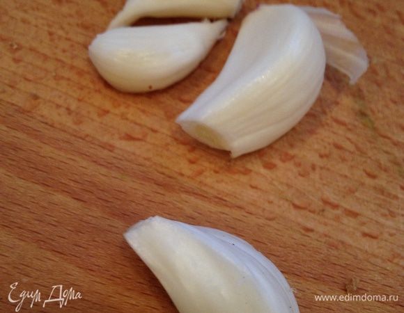 Очищаю чеснок и измельчаю чеснокодавилкой
