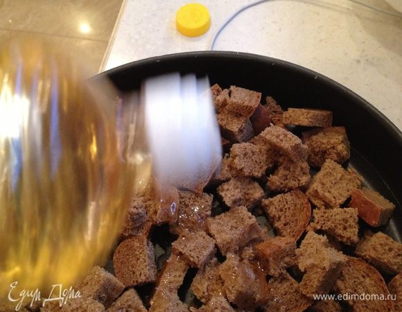 Перекладываю кусочки хлеба на противень, поливаю маслом