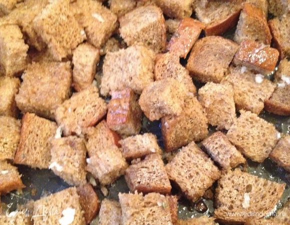 Добавляю чеснок, постарайтесь слегка перемешать, чтобы чеснок попал на все кусочки, 