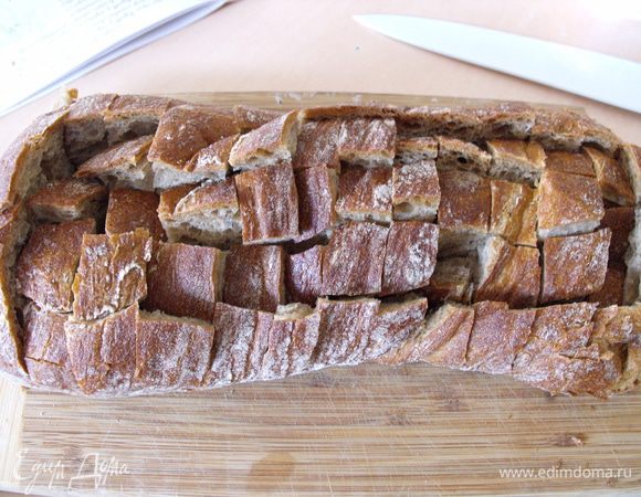 Дальше идет самый ответственный момент....Острым ножом прорезаем хлеб до нижней корочки, но не насквозь!!! Сеточкой... этот процесс требует терпения)))