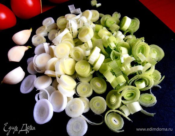Лук порей (или простой лук) нарезать кольцами...