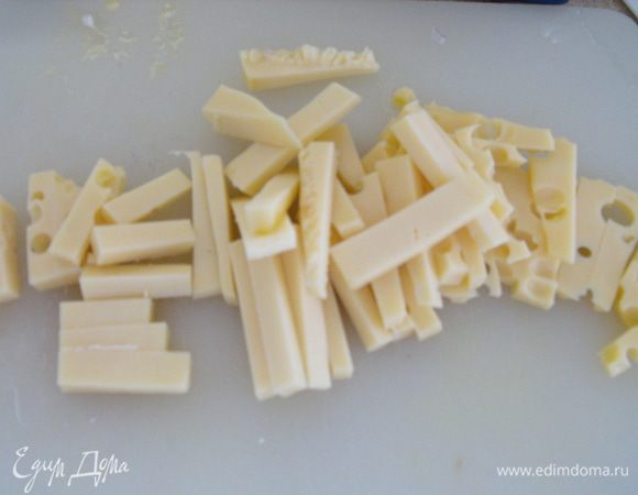 Режем брусочками сыр и вкладываем его в разрезы чиабатты....