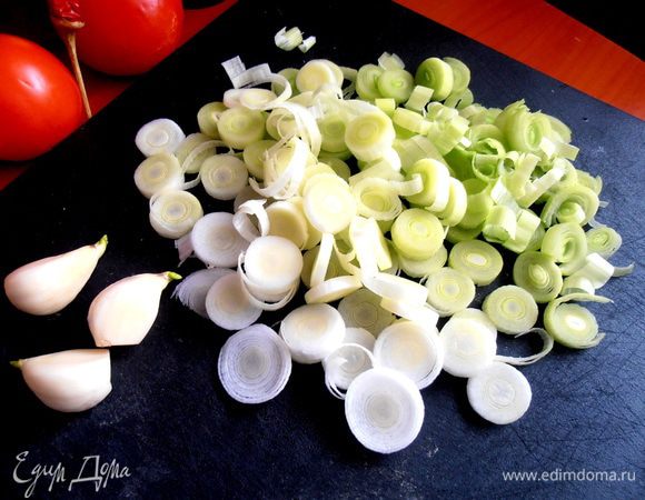 Чеснок мелко порубить...