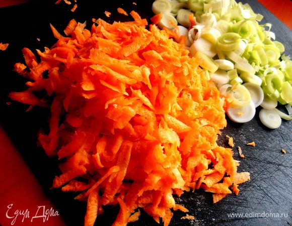 Морковь натереть на крупной тёрке...