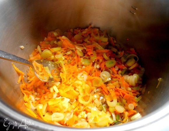 Начинаем обжаривать их в кастрюле с толстым дном на растительном масле (ложки 4-5 ушло!).