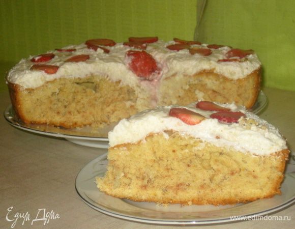 Сборка:

На пирог выложить крем, разровнять. Сверху украсить нарезанной клубникой.
