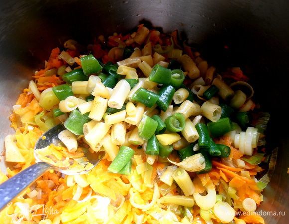 Отправляем фасоль обжариваться к овощам...