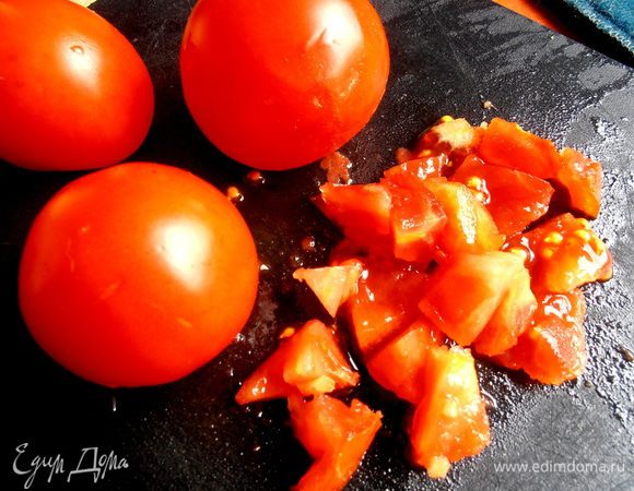 Далее под руку попались помидоры! Можно не сильно мельчить...