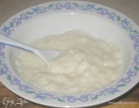 Затем выключаем огонь добавляем сгущённое молоко и ваниль, хорошо перемешиваем и подаём!