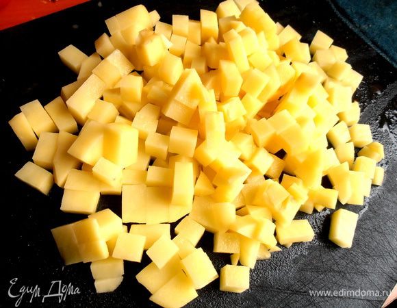 Картофель нарежем красивыми кубиками...