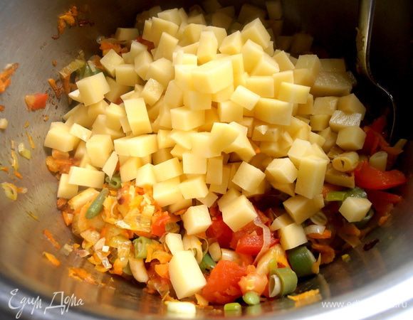 Высыпаем картофель к овощам...