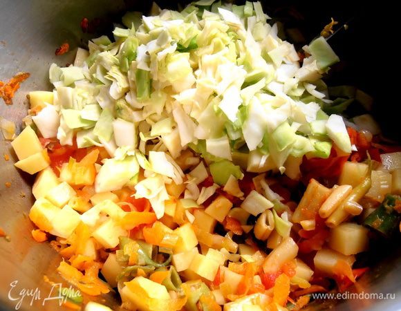 Перемешиваем капусту с остальными овощами...