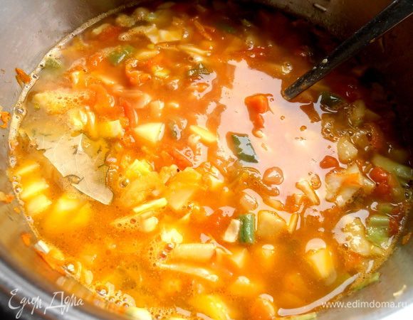 Заливаем водой,чтобы овощи плавали густо...Посолить и добавить лаврушку.