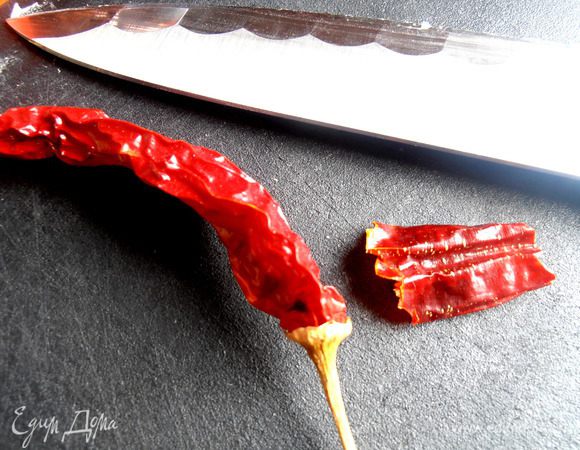 Из перца я взяла кусочек сухого чили...