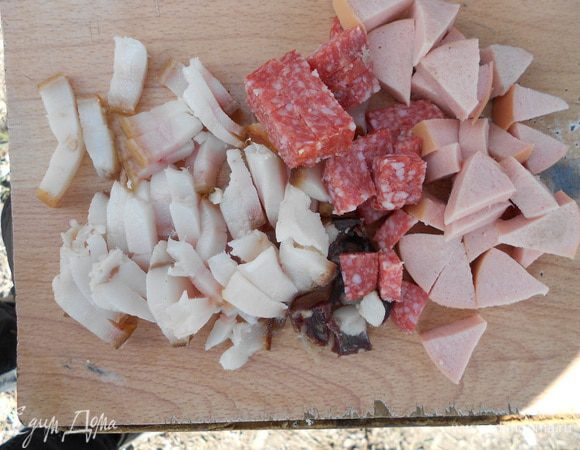 Нарезаем сало и колбасы кубиками
