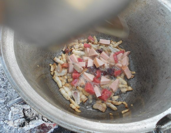 ...добавляем колбасы