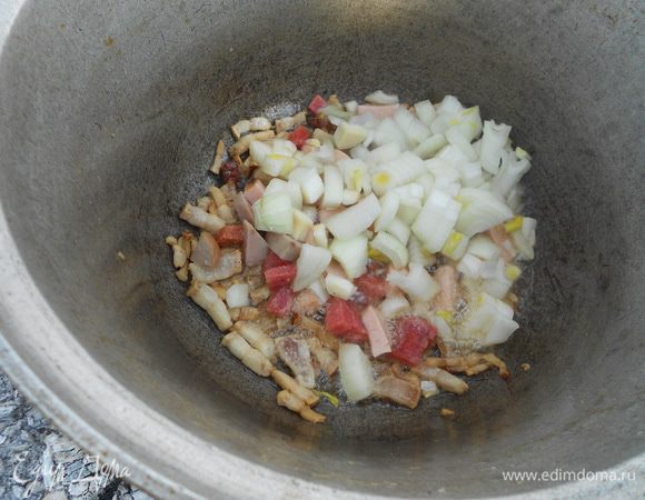 Нарезаем лук, обжариваем в котелке