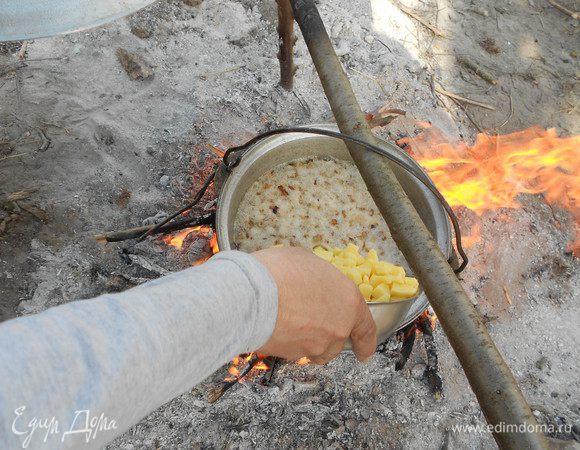 Картофель чистим, нарезаем кубиками, кидаем в котелок