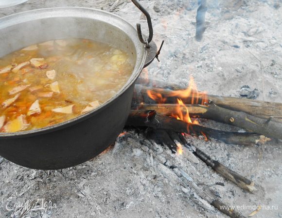 Доводим до кипения, в это время, очищенную от коры, фруктовую ветку обжигаем в костре