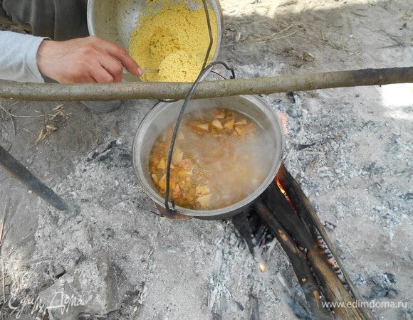 Чистое пшено добавляем в казанок, продолжаем варить