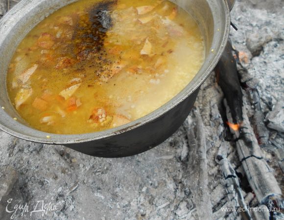 Добавляем специи, продолжаем варить до готовности крупы