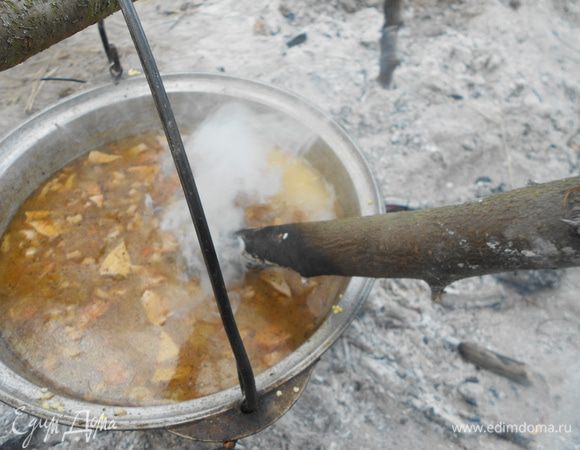 Перед тем, как снимать с огня котелок, окунаем обгоревший кусок ветки)) 