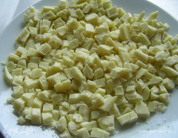 Белый шоколад режем кубиками.
