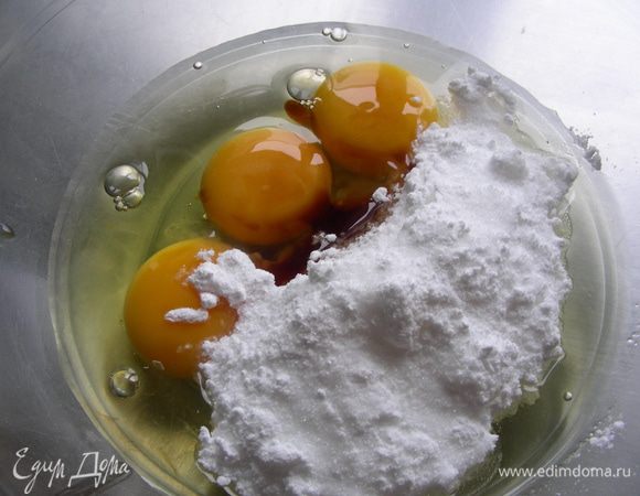 Яйца взбиваем с сахаром и ванильным экстрактом. 