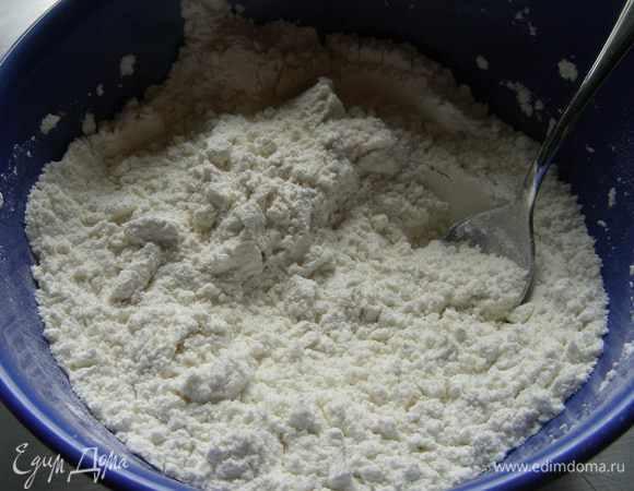 Муку (1 стакан) смешиваем с солью и разрыхлителем (остальную муку по мере необходимости будем добавлять потом).
