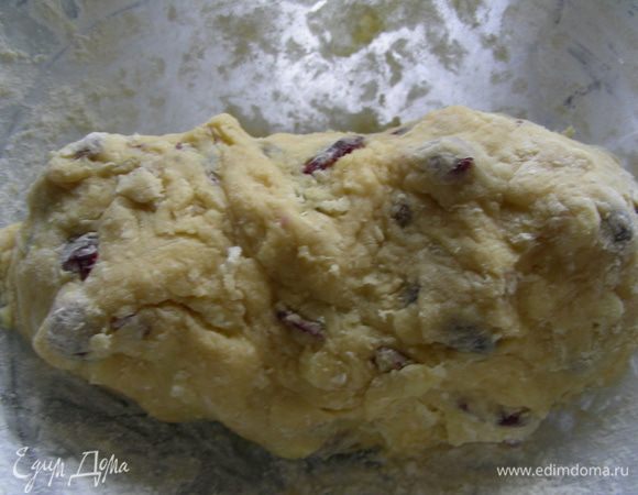 Добавляем мучную смесь в яичную массу. Одновременно добавляем шоколад и клюкву. Все как следует вымешиваем. У меня на этом этапе тесто было жидковатое - в батончик оно бы точно не слепилось. Из этого я сделала вывод, что в исходном рецепте не хватает муки. Мука бывает разная и ее может потребоваться больше или меньше, поэтому я бы советовала делать так: 1 стакан муки мы добавили сразу, теперь берем второй стакан. Я делала так: одной рукой вымешивала тесто, а второй постепенно добавляла по горсти муки, после каждой вымешивая. И так до того состояния, пока тесто не начнет слегка отставать от рук и вы поймете, что оно может слепиться в комок и из него можно сделать батоны. Мне понадобилось добавить муки прилично, по ощущениям немного меньше стакана (2/3-3/4). 
