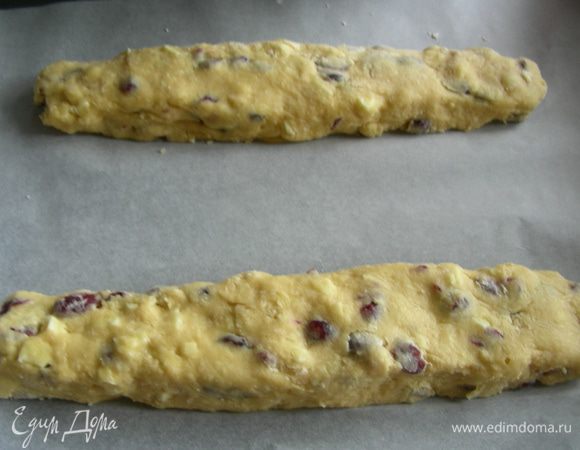 Скатываем из теста два батона около 5 см шириной. Выпекаем их в духовке 180 гр 20-25 минут.
