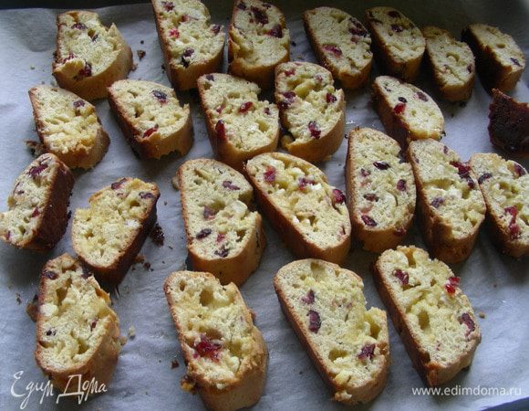 Режем их поперек полосками около 2 см. Выкладываем их обратно на противень и отправляем в духовку еще минут на 10 (на верхний уровень). 
